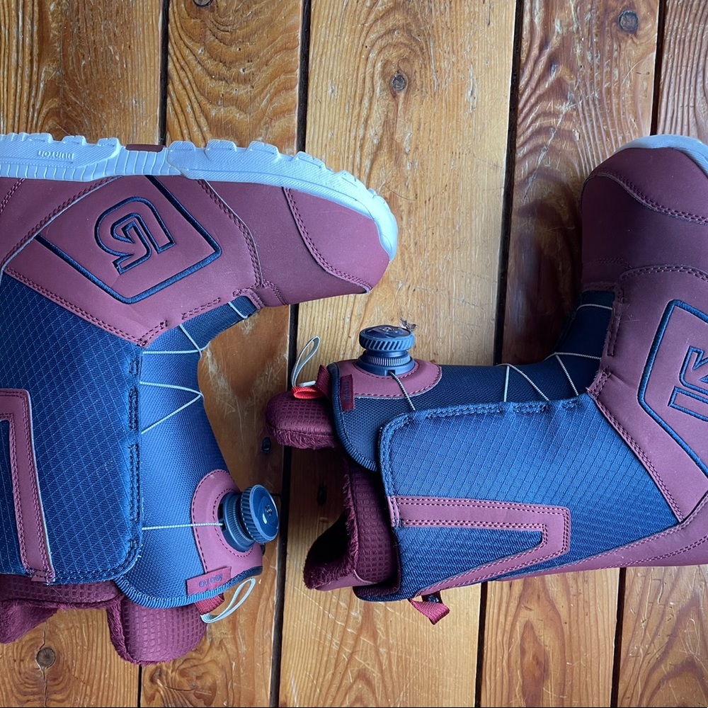 Snowboard boots
